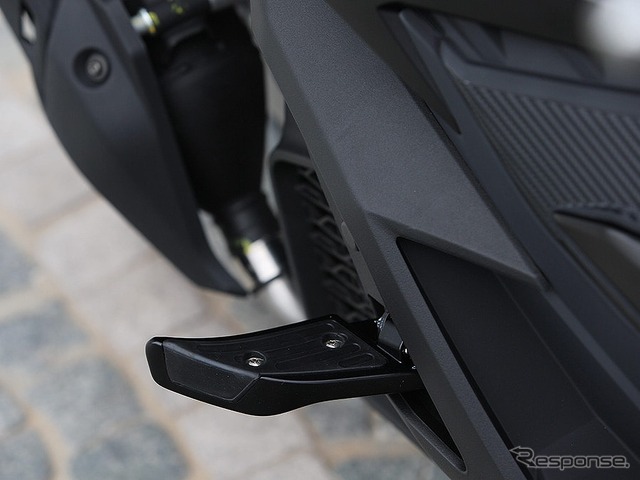 オフロードバイクのアンダーガードをイメージさせる外観が特徴のフットボード