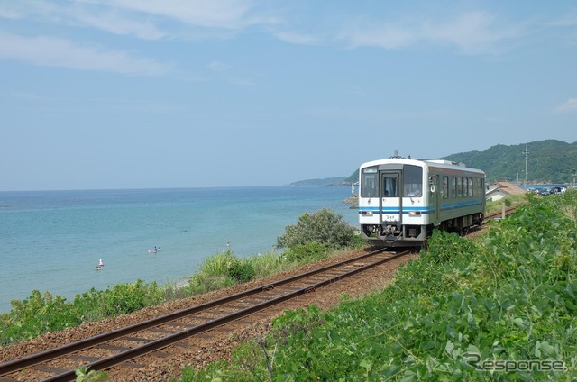 山陰本線出雲市以西の普通列車。同線は幹線ではあるものの、出雲市~小串・仙崎間の輸送密度は2000人未満。このうち益田以西は2020年度が200人台となり、JR北海道の根室本線釧路~根室間並となっている。