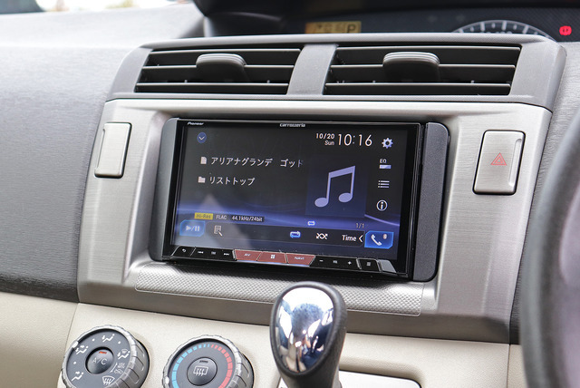 高度な「クロスオーバー機能」が搭載された市販AV一体型ナビを搭載しているオーディオカーの一例(製作ショップ:カーファイ<神奈川県>)。