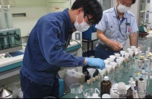 モーター部品に使われる潤滑剤の成分を分析している様子。全般検査で行なわれていた潤滑剤交換は新たな検査周期では台車検査でも実施される。