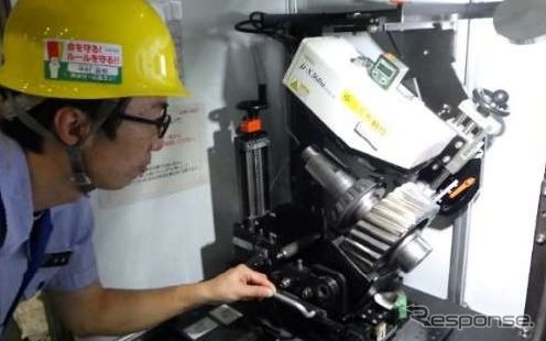 台車軸受の劣化状態を分析する作業。