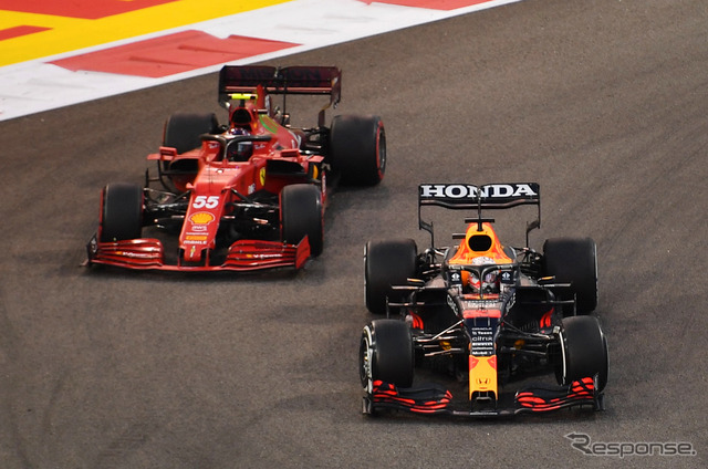 2021年アブダビGPでのフェラーリSF21(左)とレッドブルRB16B