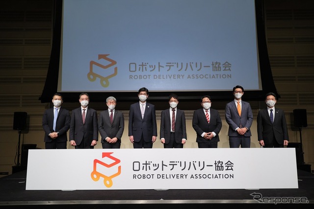 ロボットデリバリー協会発足式:向かって右から石田正俊(川崎重工業)、龍健太郎(ZMP)、油谷実紀(TIS)、加藤真平(ティアフォー)、金子道夫(日本郵便)、村瀬恭通(パナソニック)、板井義春(本田技研工業)、安藤公二(楽天グループ)