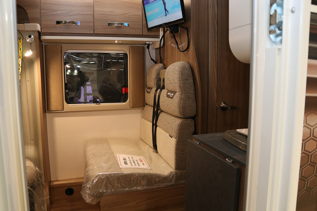 スイフトブランド Escape Compact C404