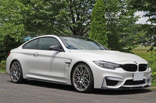 スポーツモデルを歴代乗り継いできたオーナーが選んだのはM4。ここにサウンド&デザイン自慢のオーディオを投入した。