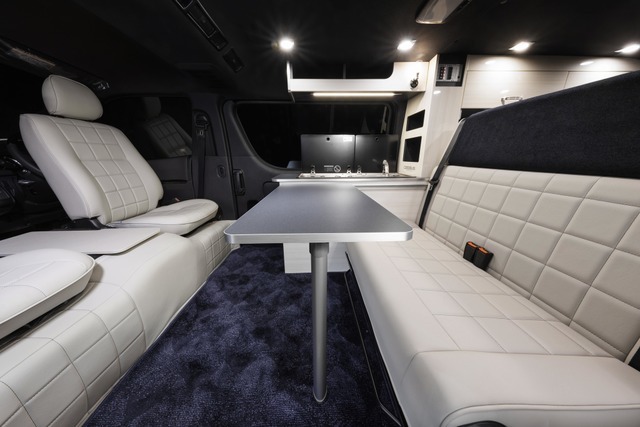 CEEBUS MASTERS LINE:シート類の素材が変更され、しっとりとしたマットなレザーに変更。フロアには毛足が長くデザイン性の高いカーペット