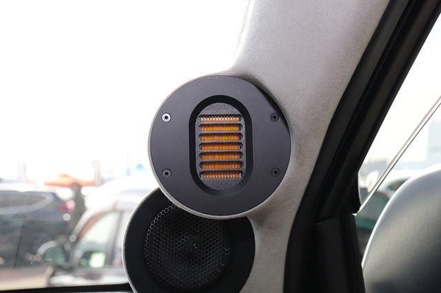 Aピラーにツイーターとスコーカーを装着したオーディオカーの一例(製作ショップ:アミューズ<広島県>)。