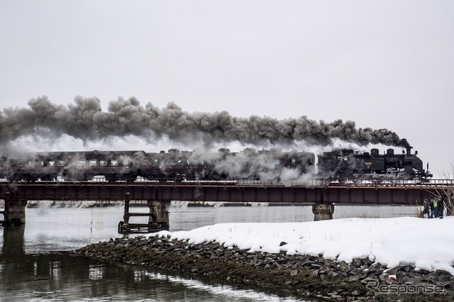 釧路川を渡る標茶行きの『SL冬の湿原号』。根室本線釧路~東釧路。2015年3月8日。