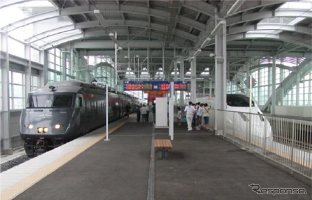 武雄温泉駅での対面乗換えのイメージ。写真は2011年まで新八代駅で行なわれていた800系『つばめ』と787系『リレーつばめ』のもの。