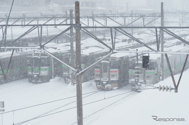 前回の大雪では途中駅に滞留した車両が除雪を妨げる原因となったが、今回は可能な限り留置線に滞留させる措置が採られている。2022年2月22日、函館本線小樽駅。