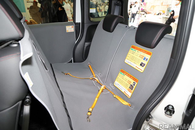 ペットシートマット(軽自動車用 Sサイズ 1万7600円、普通車用 Mサイズ 1万9800円)