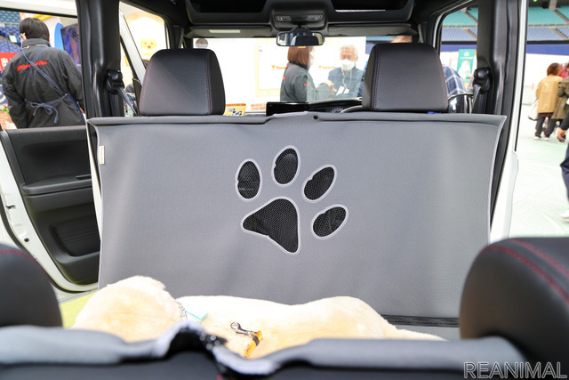 ペットシートマットは運転席側にメッシュの窓があり、通気性が確保されている。愛犬が前席の様子をうかがえるのもポイント
