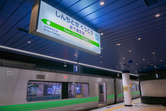 新千歳空港駅で発車を待つ快速「エアポート」。2021年10月3日。