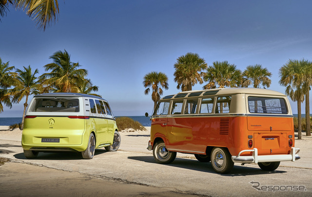 VW ID. BUZZコンセプト(黄/白、2017年)とVWタイプ2(赤/白)