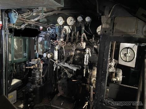 C57 180のキャブ（運転室）。