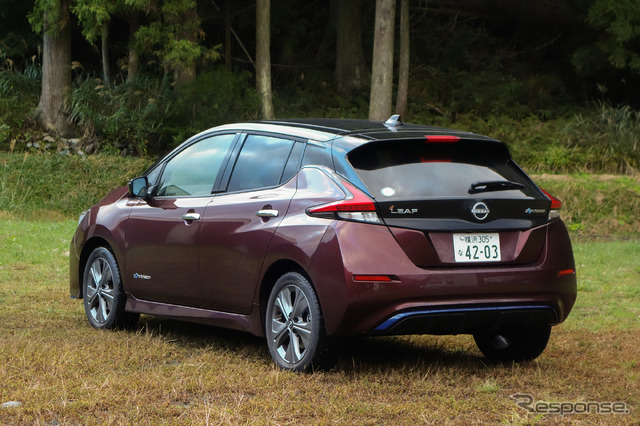 日産 リーフe+のリアビュー。きわめてオーソドックスなデザインで、一瞥しただけではBEVと判別できないほど。