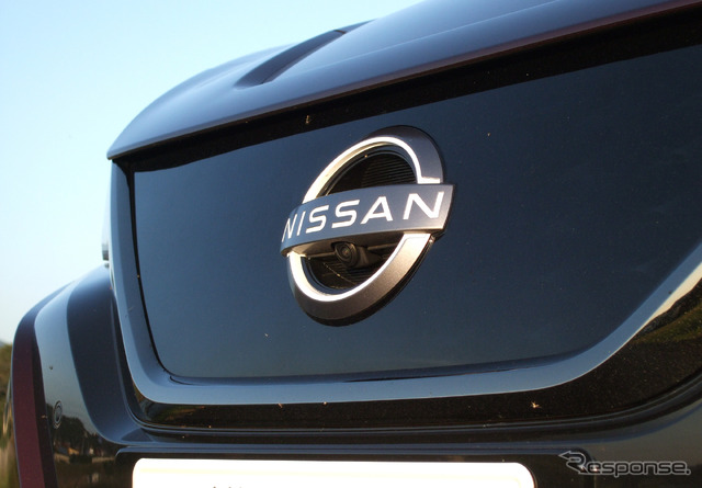 2021年の改良で新しい日産ロゴに変更された。
