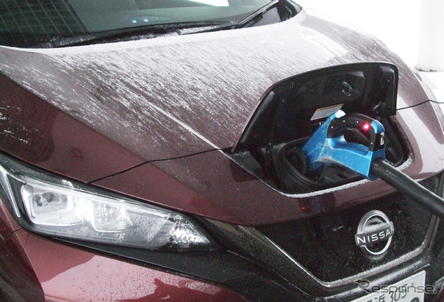フロントは着氷しはじめていた。この時点ですでにADAS「プロパイロット」はダウン。雪国ではどのクルマのADASもアウトだ。