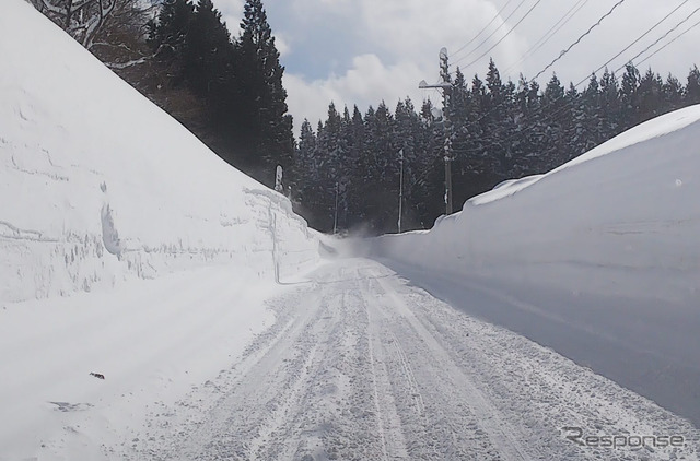 肘折温泉への唯一のアクセスロード、国道458号線。アイスバーンを豊富な新雪が覆うコンディション。スタッドレスが効かないシャーベットよりは100倍マシだ。