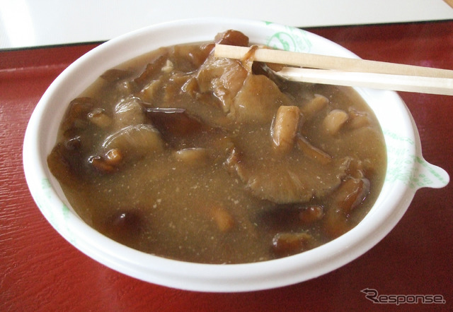 公共浴場いでゆ館で温泉に浸かった後、きのこ汁を。酒粕でコクを出しているのがこの地方特有のファクターなのだそうだ。