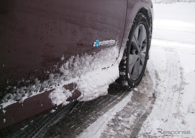 山形区間では雪の降りや気温が融雪剤の効く範囲にとどまっていたため、車体への着氷はそれほどでもなかった。