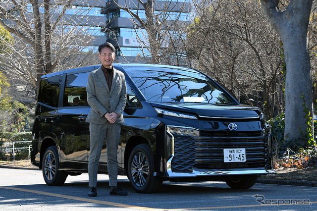 トヨタ車体開発本部領域長(兼ZH1主査)の黒柳輝治さんと新型ヴォクシー