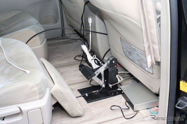 緊急ブレーキを増設。実験車両はACアウトレットがついているので、ノートPCの電源はここから