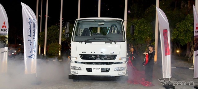 カタールで公開された中型トラック「ファイター」