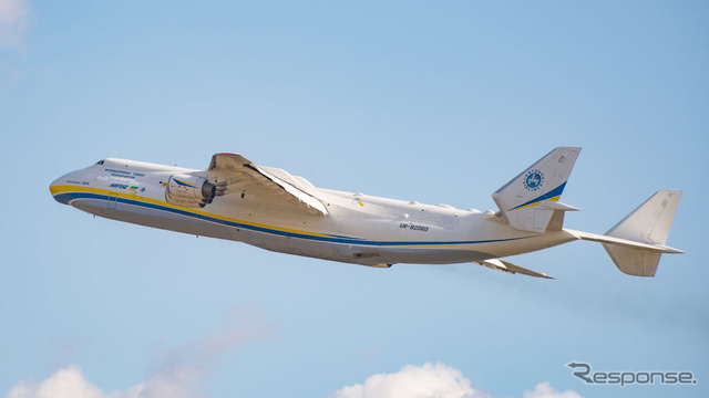 中国からポーランドへ、新型コロナウイルス感染症対策の装備を空輸するAn-225“ムリア”(2020年8月14日、ワルシャワ・ショパン空港へのアプローチ)