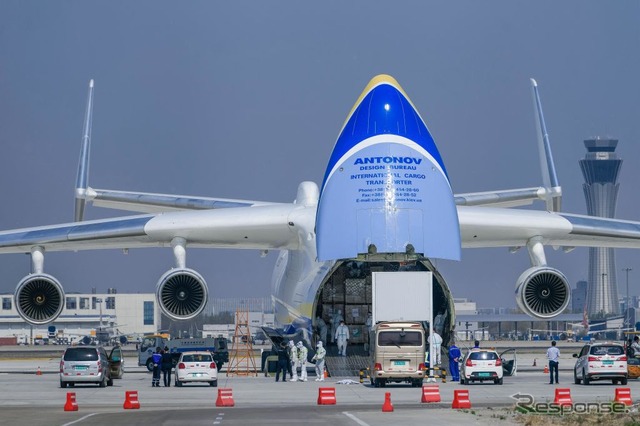 中国からポーランド向けの新型コロナウイルス感染症対策の装備を積み込むAn-225“ムリア”(2020年8月13日、天津、浜海空港)