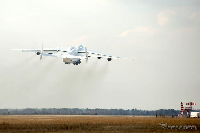 ホストーメリ空港を離陸するAn-225“ムリア”(2018年4月3日)