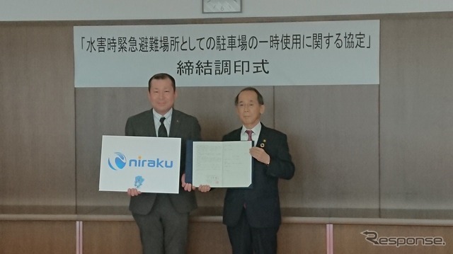 荒井ストアマネージャー（左）と内野優市長（右）
