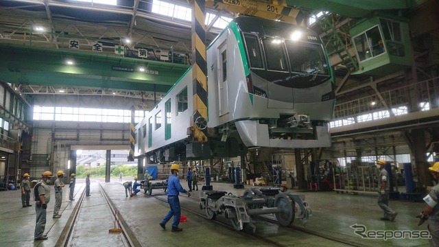2021年7月、竹田車両基地(京都市伏見区)に搬入された時の20系第1編成の2831号。