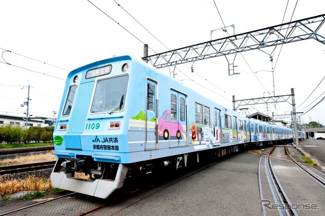 「ラッピングトレイン」として運行されていた当時の烏丸線用10系初期(1・2次)車。こちらもアルミ合金だが、鋼製車体と異なり溶接による延命が困難なことに加えて電子部品も更新時期に入ることから、20系に置き換えられることになった。