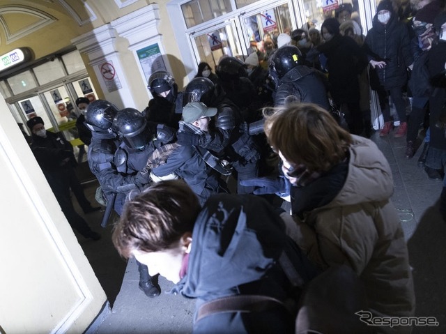 サンクトペテルブルクでの反戦デモに介入するロシア当局(3月1日)