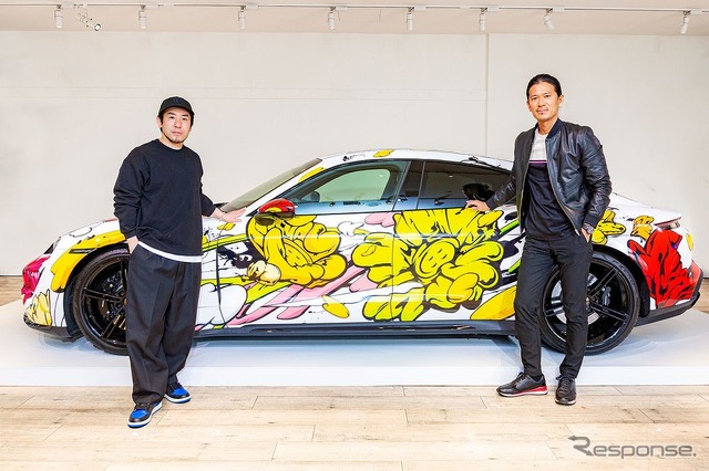 ポルシェタイカンアートカーとアーティストSHUN SUDO(左)、ポルシェジャパン 前田謙一郎執行役員(右)