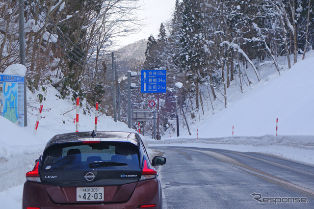 大館でビバークを試した後、青森の豪雪温泉、酸ヶ湯へ向かう。昼間の幹線は融雪剤が効いているので、この機会に氷をできるだけ落としておく。