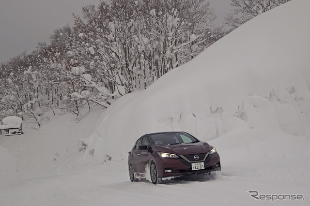 酸ヶ湯温泉手前で記念撮影。リーフe+はFWDながら雪国でもかなり頑張る。充電時に立ち寄った日産ディーラーの営業担当者もその点は好評と語っていた。