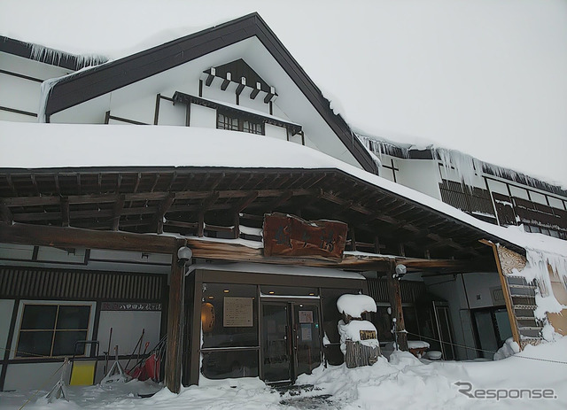 酸ヶ湯温泉。強酸性の湯が特徴で、とくに男女別浴の湯は入っているだけでビリビリ来る。まさに名は体を表すの類であろう。