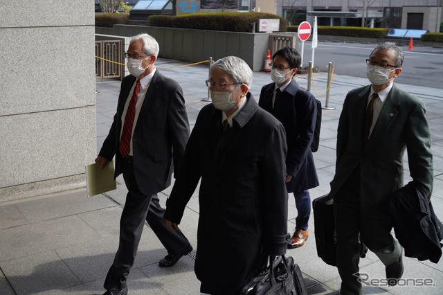 東京地方裁判所に到着したケリー元役員(写真向かって左端。3月3日)