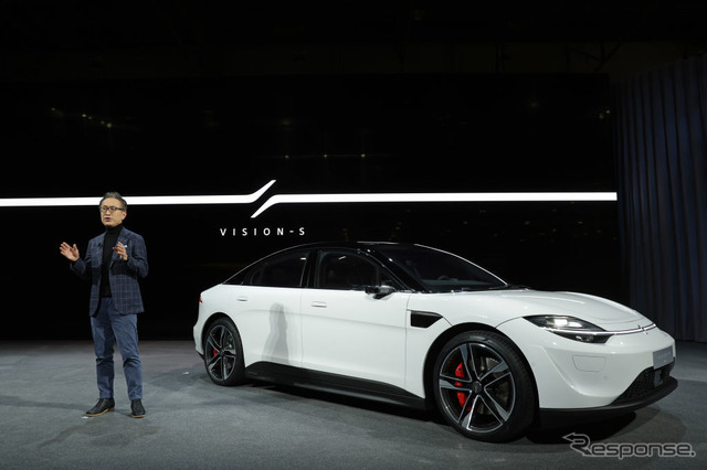 ソニーが開発したEV、VISION-S 01と吉田社長(CES 2022)