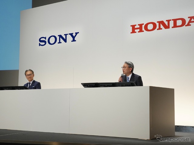 ソニーグループの吉田健一郎会長兼社長（向かって左）とホンダの三部敏宏社長