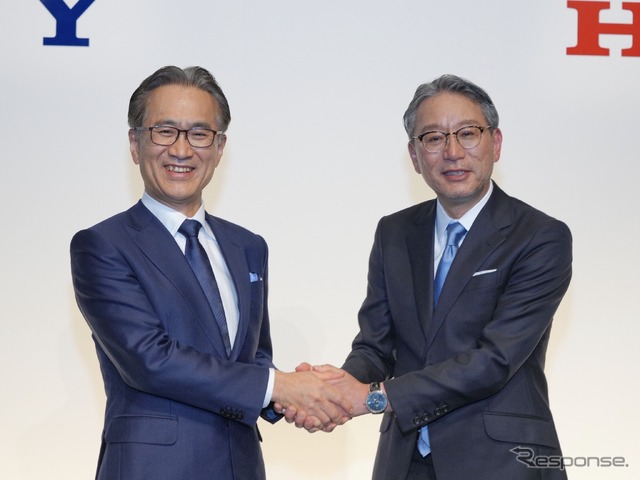 ソニーグループの吉田代表執行役会長兼社長CEO（向かって左）と本田技研工業の三部取締役代表執行役社長