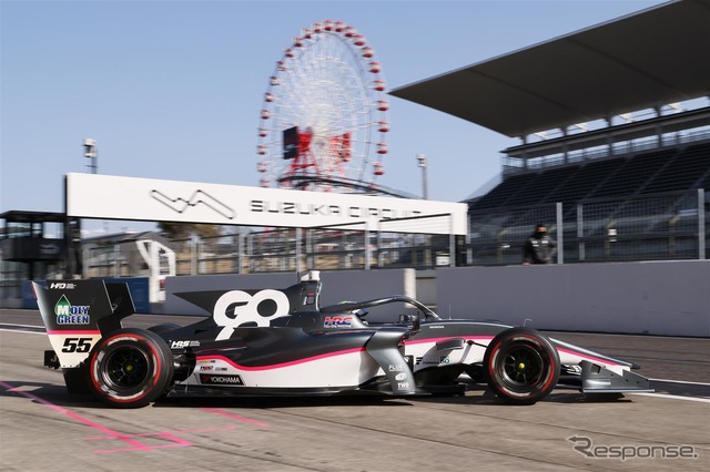 ピットからコースインするマシン(#55 三宅淳詞(TEAM GOH))