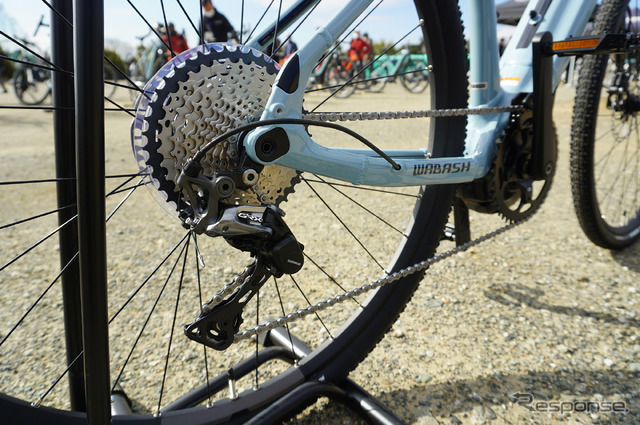 オフロード走行に最適な外装11段、グラベル専用リヤディレイラー「SHIMANO GRX」を採用。