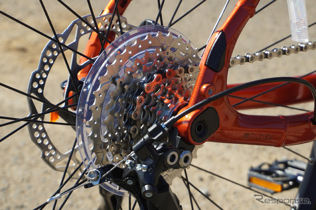 スムーズなシフトチェンジに定評のある9段変速のSHIMANO ALIVIOを採用。