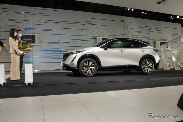 プロパイロットリモートパーキングを利用し、オーナーの前まで前進してきた日産 アリア。