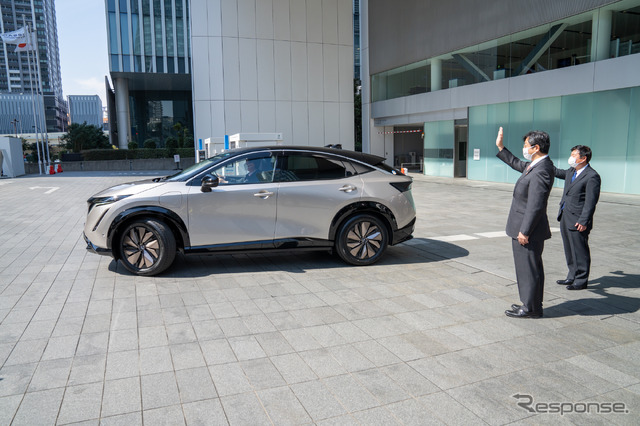 伊藤氏や豊永氏、日産のスタッフに見送られる出発式が行われた。