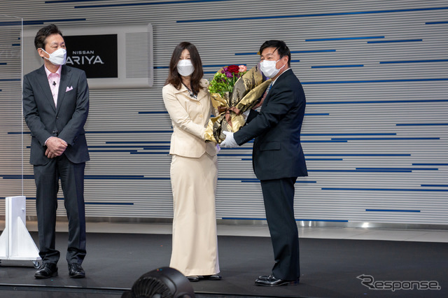 日産プリンス千葉販売株式会社の取締役専務執行役員 豊永氏が花束を贈呈。