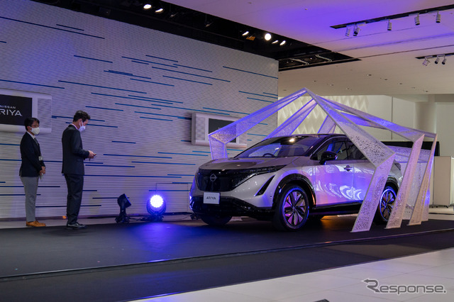 プロパイロットリモートパーキングを利用し、車外からのインテリジェントキー操作で、クルマを動かしていた。